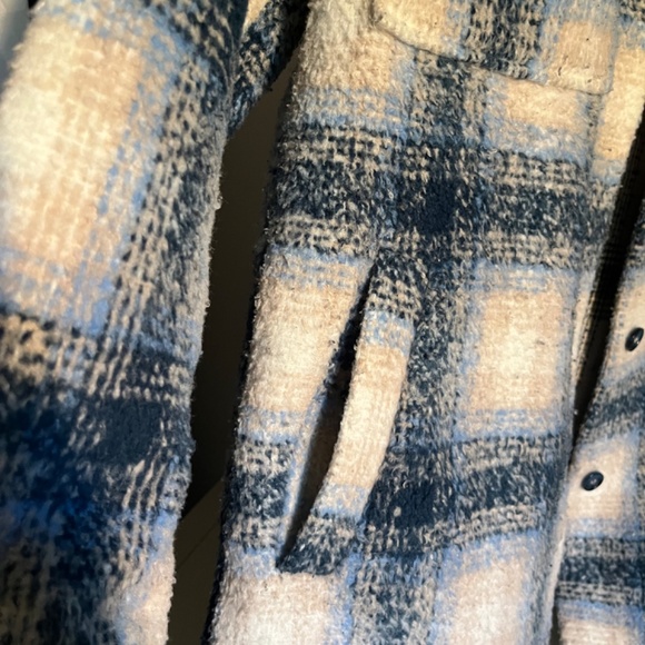 Beautiful coat for cold nights - Picture 3 of 4